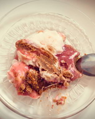 Десерт из гороха со свежей клубникой