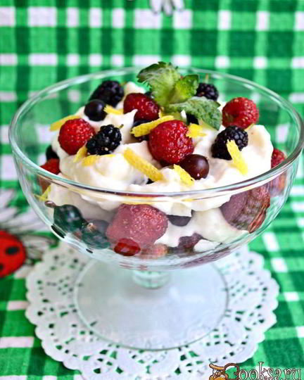 Рецепт десерта ягодное ассорти со сливками