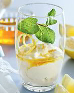 Густой йогурт с лимонным медом