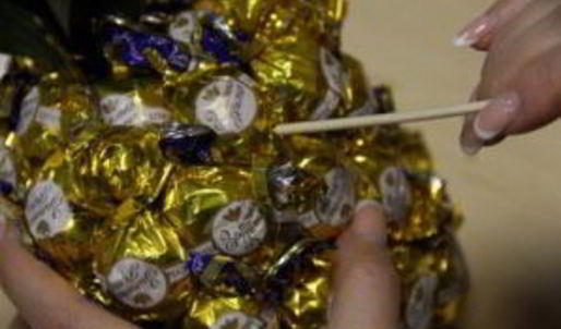 ананас из конфет