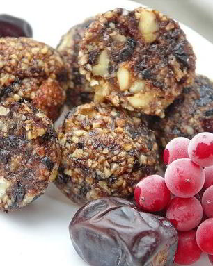 Конфеты из фиников, чернослива, калины и орехов