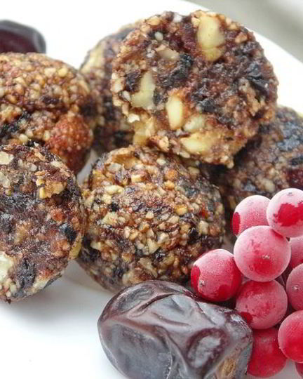 Рецепт конфет из фиников, чернослива, калины и орехов