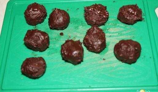конфеты из вяленой клюквы в шоколаде