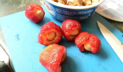 конфеты клубника в белом шоколаде