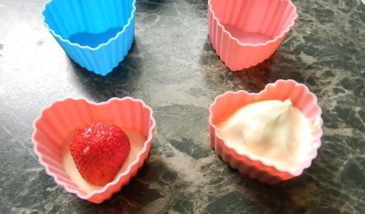 конфеты клубника в белом шоколаде