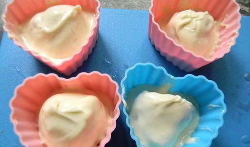 конфеты клубника в белом шоколаде