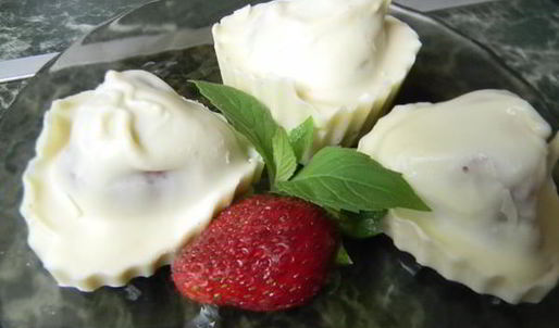 конфеты клубника в белом шоколаде