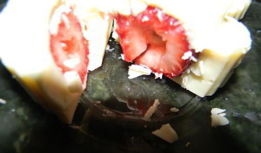 конфеты клубника в белом шоколаде