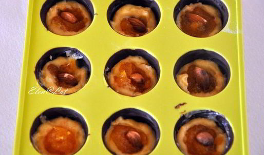 шоколадные конфеты с тыквенным кремом, мандариновым мармеладом и миндалем