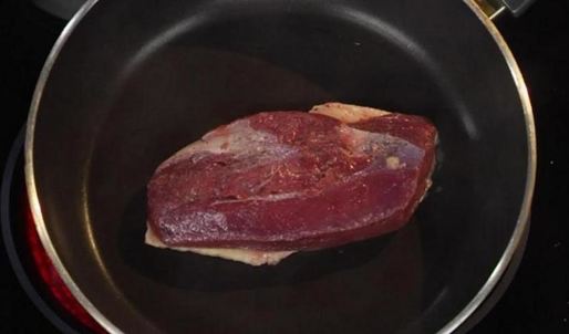 утиная грудка с грушей в портвейне и конфетой из фуа-гра