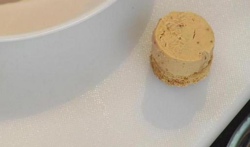 утиная грудка с грушей в портвейне и конфетой из фуа-гра