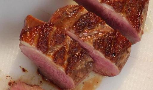 утиная грудка с грушей в портвейне и конфетой из фуа-гра