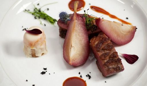 утиная грудка с грушей в портвейне и конфетой из фуа-гра