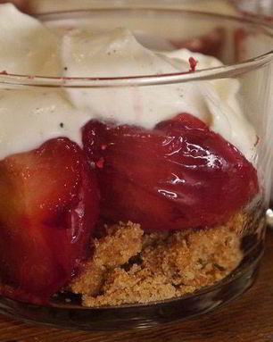 Крамбл с фруктовым соусом и сливочным кремом