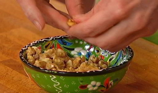 крамбл с фруктовым соусом и сливочным кремом