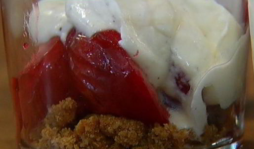 крамбл с фруктовым соусом и сливочным кремом