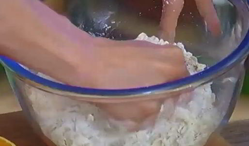 крамбл с фруктовым соусом и сливочным кремом