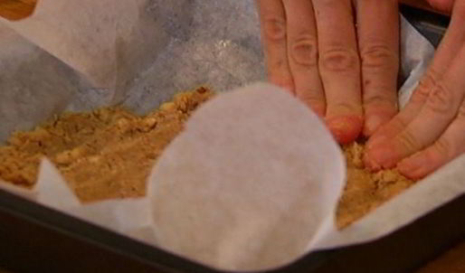 крамбл с фруктовым соусом и сливочным кремом