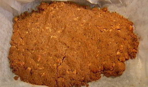 крамбл с фруктовым соусом и сливочным кремом