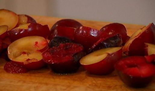 крамбл с фруктовым соусом и сливочным кремом