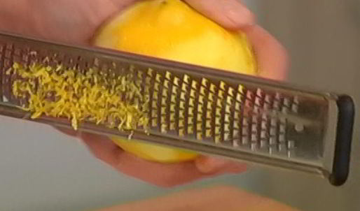 крамбл с фруктовым соусом и сливочным кремом