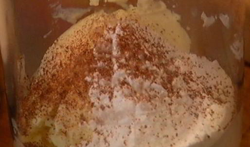 крамбл с фруктовым соусом и сливочным кремом