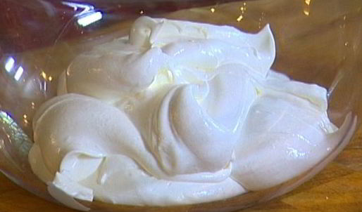 крамбл с фруктовым соусом и сливочным кремом