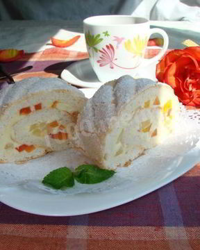 Бисквитный рулет на белках с заварным кремом и экзотическими фруктами