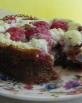 Блинные корзиночки с малиной и йогуртовым кремом