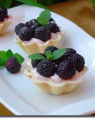 Корзинки с йогуртовым кремом и ежевикой