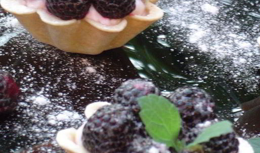 корзинки с йогуртовым кремом и ежевикой