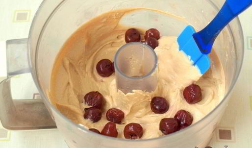 крем-брюле из творога с вареной сгущенкой и вишней