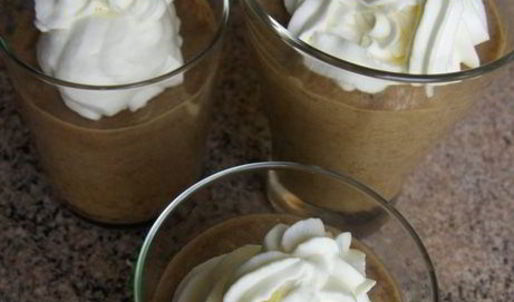 крем-капучино со сливками и сладким кофейным соусом