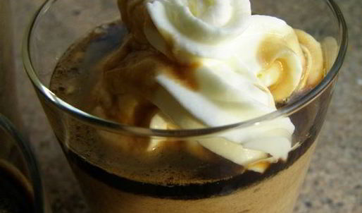 крем-капучино со сливками и сладким кофейным соусом