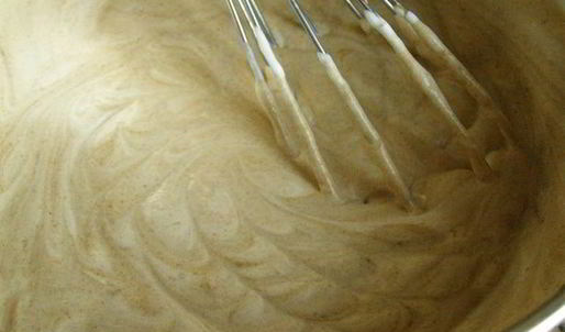 крем-капучино со сливками и сладким кофейным соусом