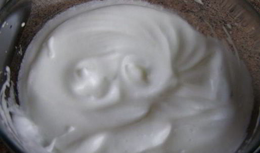 крем-капучино со сливками и сладким кофейным соусом