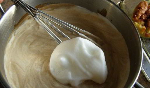 крем-капучино со сливками и сладким кофейным соусом