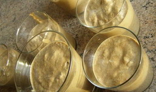 крем-капучино со сливками и сладким кофейным соусом