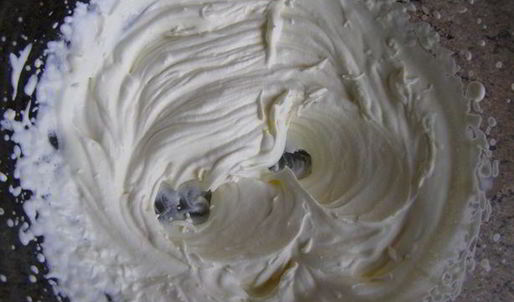 крем-капучино со сливками и сладким кофейным соусом