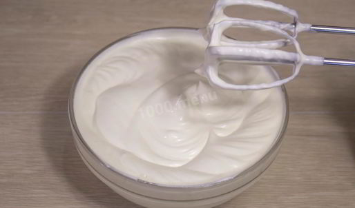 крем взбитые сливки с сахарной пудрой