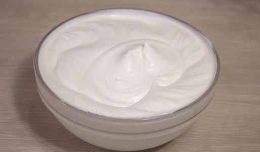 крем взбитые сливки с сахарной пудрой