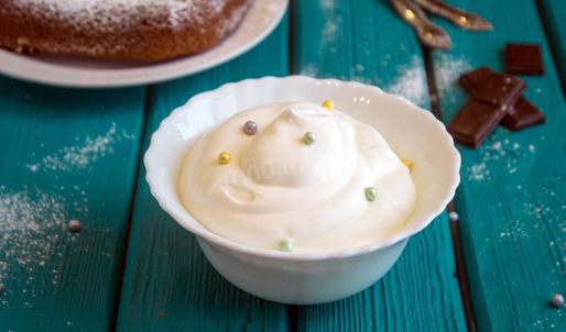 крем взбитые сливки с сахарной пудрой