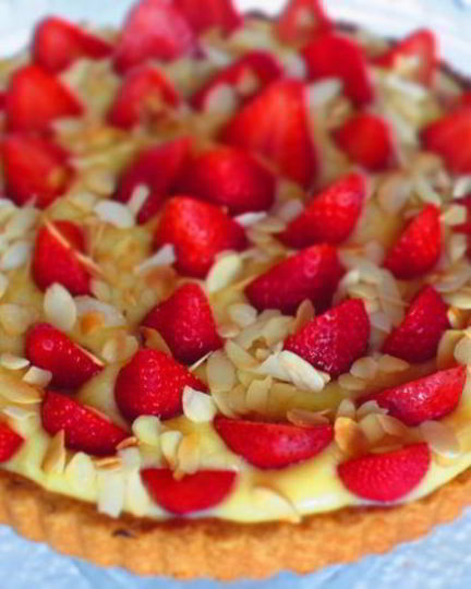 Рецепт кростаты с клубникой и миндальным заварным кремом