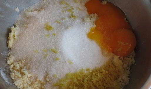 кростата с клубникой и миндальным заварным кремом