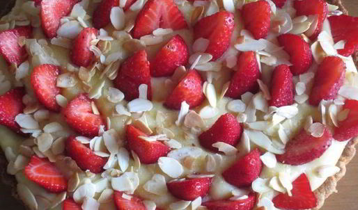 кростата с клубникой и миндальным заварным кремом