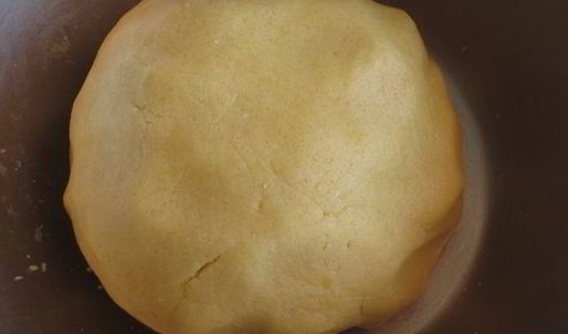 кростата с клубникой и миндальным заварным кремом