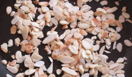 кростата с клубникой и миндальным заварным кремом