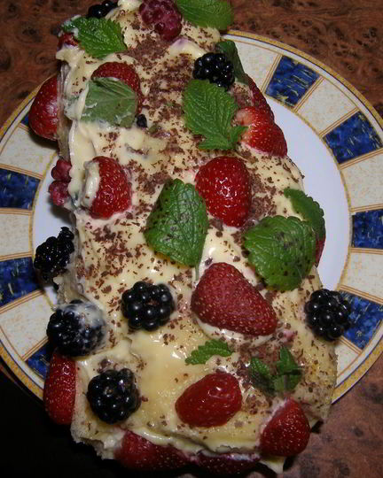 Рецепт нежного рулета со сметанным кремом и ягодами