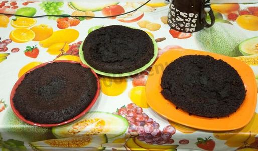 шоколадный бисквит в мультиварке со сметанным кремом