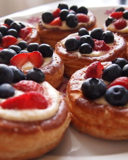 Рецепт слоеных корзиночек с заварным кремом и ягодами